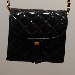 GENTLY USED, VINTAGE LOOK, PATENT LEATHER PURSE!!!